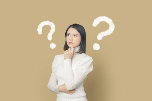 定期保険に解約返戻金はある？ない？ 悩んでいる女性