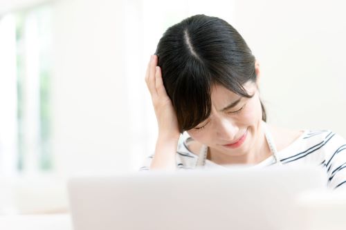 保険料が払えなくて、どうすればいいか悩んでいる女性
