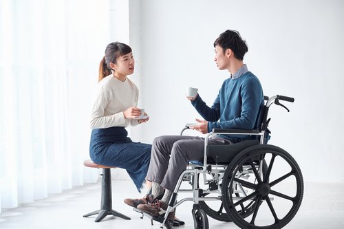 特定疾病で介護保険の保障を受けている車いすの40代男性