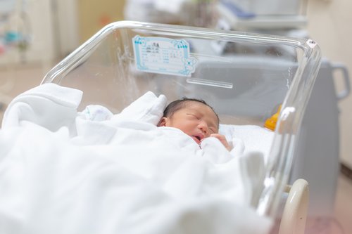 出産時に医療保険は使える？公的・民間保険のケースにわけて解説