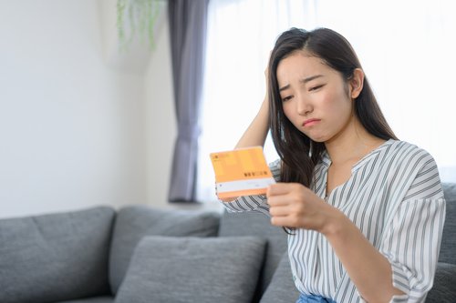 保険金（給付金）を受け取れず困っている女性