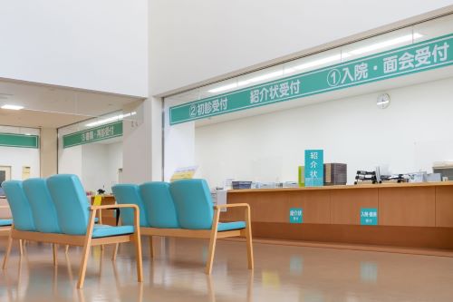 病院の受付写真（健康保険が使えないケースがある？病院に行く前に読みたい健保ガイド）
