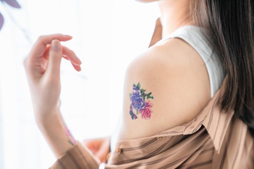 ファッションでタトゥーをした女性