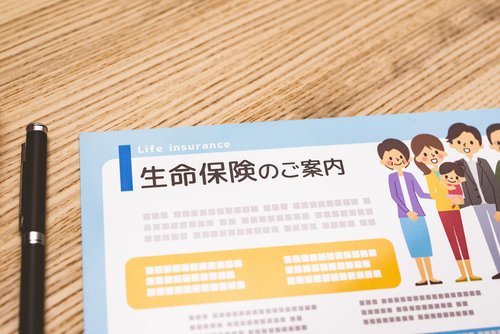 保険パンフレットから主契約と特約を選んでいる画像