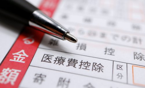 医療費控除の書類を作成しているイメージ