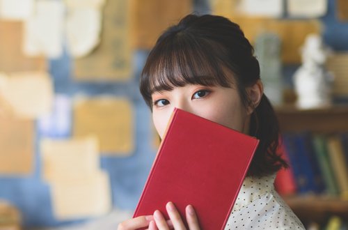高額療養費の完全ガイドを持つ女性